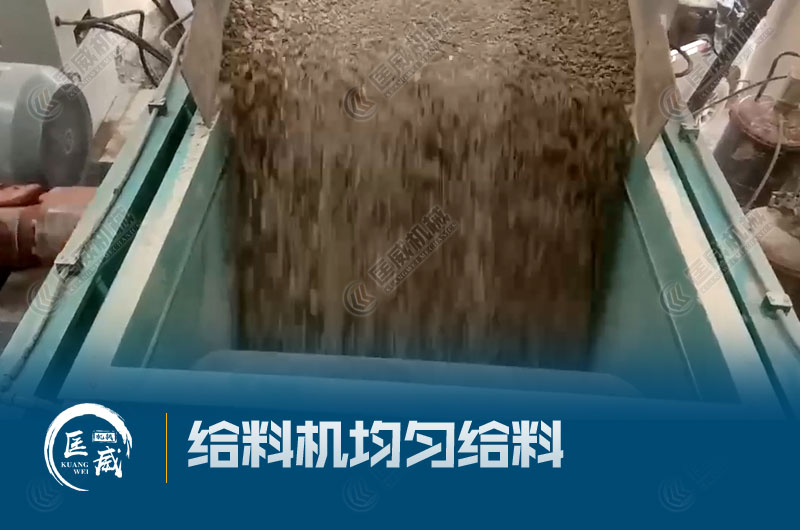 對輥制砂機(jī)進(jìn)料 對輥制砂機(jī)進(jìn)料