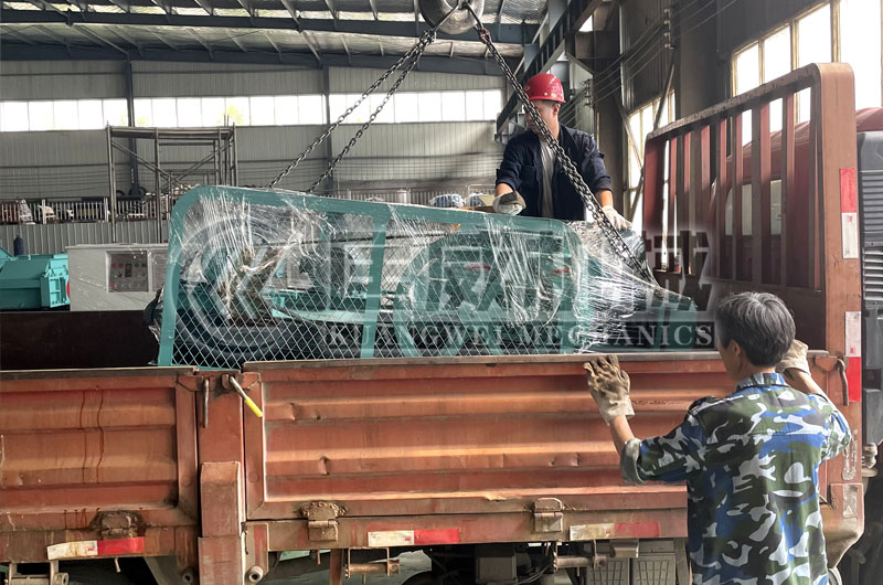 對輥制砂機發(fā)貨圖 對輥制砂機發(fā)貨圖