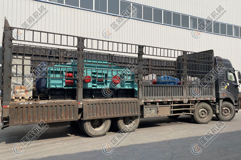 1200-800全液壓對輥制砂機發(fā)往遼寧瓦房店3