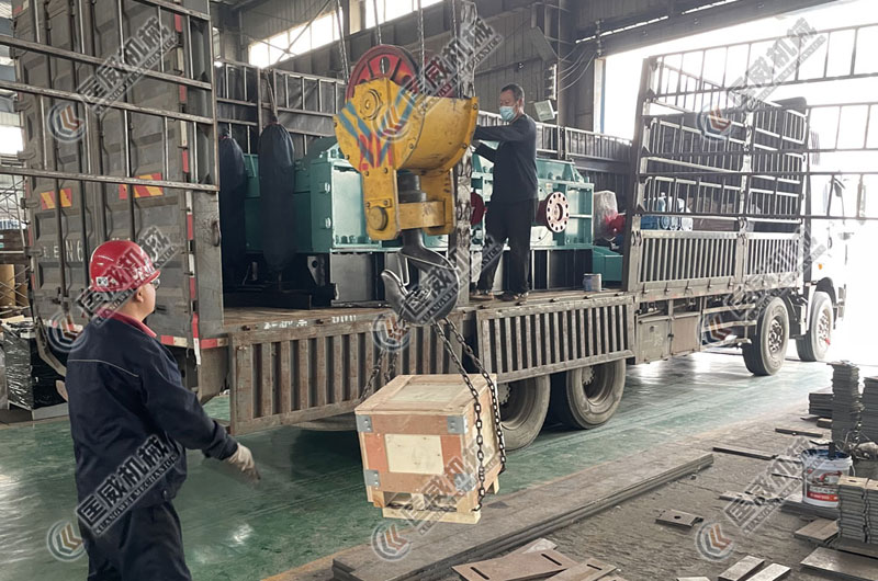 1200-800全液壓對輥制砂機發(fā)往遼寧瓦房店2